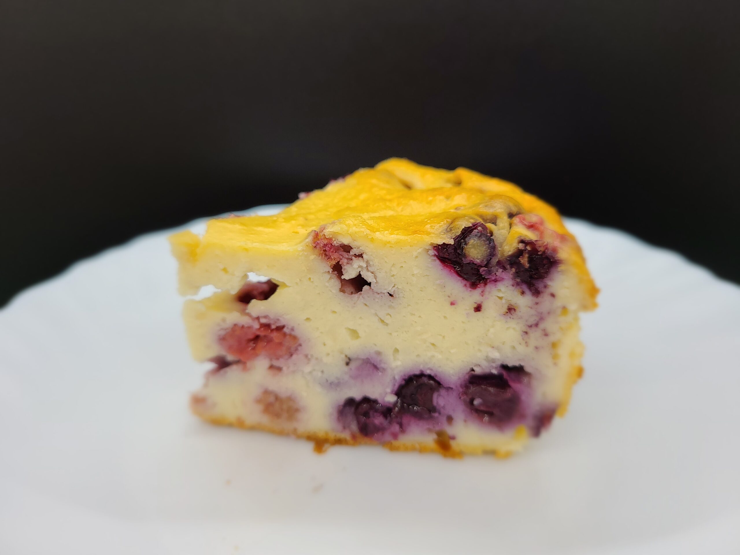 Part de gâteau sans sucre à la ricotta et aux fruits rouges