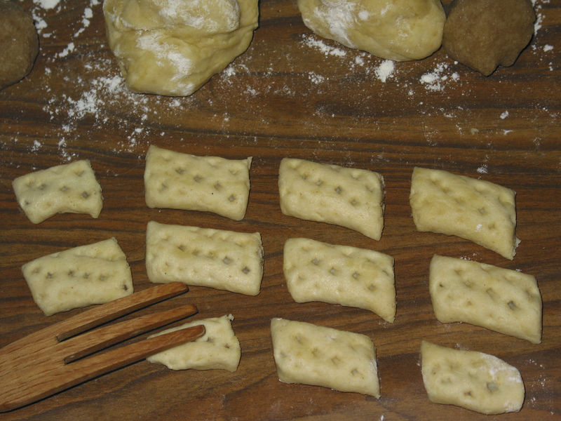 Improvisation du décor des makrouds en l'absence des ustensils requis.