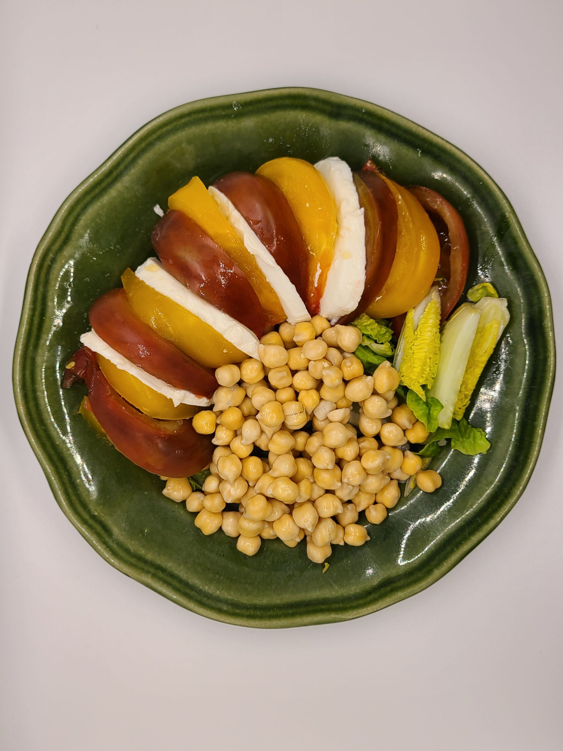 assiette de salade de tomates mozzarella et pois chiches